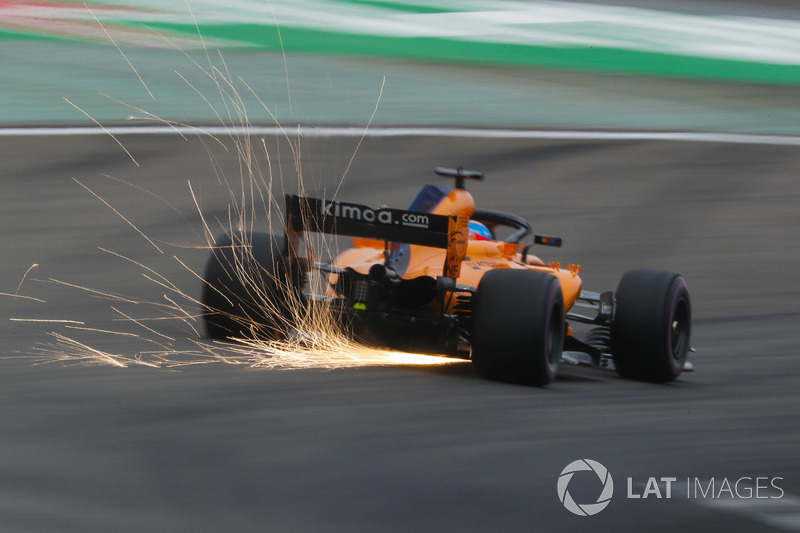 Las chispas vuelan desde el coche de Fernando Alonso, McLaren MCL33 Renault