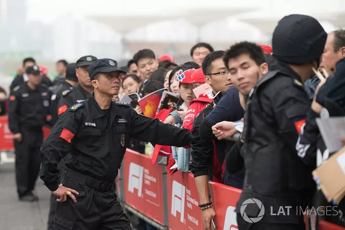 A F1 adiou o GP da China. No momento, então buscando uma data alternativa mais próximo do fim da temporada, mas o calendário já apertado torna essa uma busca difícil
