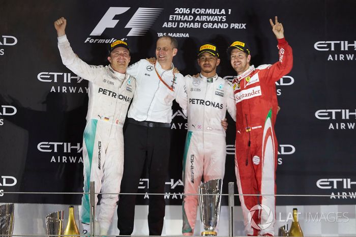 Podio: segundo lugar y campeón del mundo Nico Rosberg, Mercedes AMG, Tony Ross ingeniero, Mercedes AMG, ganador de la carrera Lewis Hamilton, Mercedes AMG, tercer lugar Sebastian Vettel, Ferrari