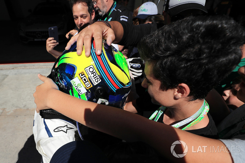 Felipe Massa, Williams FW40, parc ferme'de eşi Rafaela Bassi ve oğlu Felipinho Massa ile son Brezily