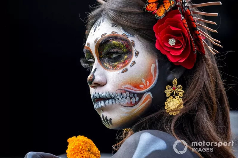 A woman wearing Calaveras make up in the Paddock 