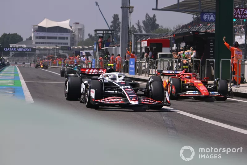 Nico Hulkenberg, Haas VF-24, Carlos Sainz, Ferrari SF-24 
