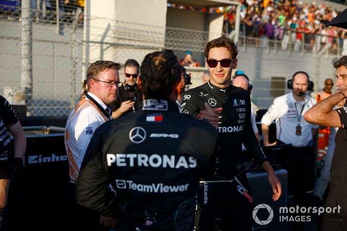 Lewis Hamilton, Mercedes-AMG F1 Team, George Russell, Mercedes-AMG F1 Team, en la parrilla de salida