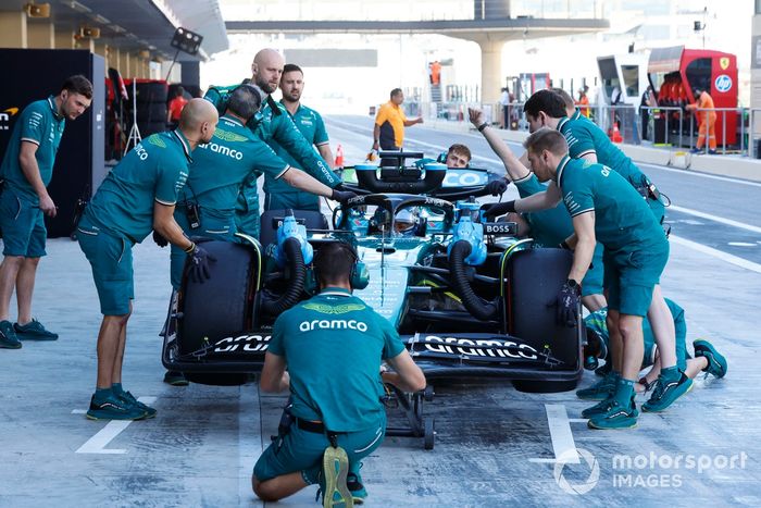 Los mecánicos empujan a Felipe Drugovich, Aston Martin AMR24