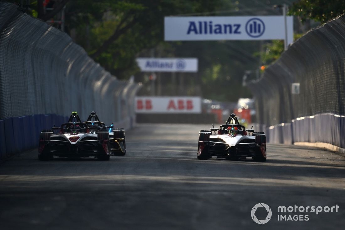 Edoardo Mortara (48) Mahindra Racing Mahindra M11Electro, junto a Nyck de Vries de Holanda(21) Mahindra Racing Mahindra M11Electro