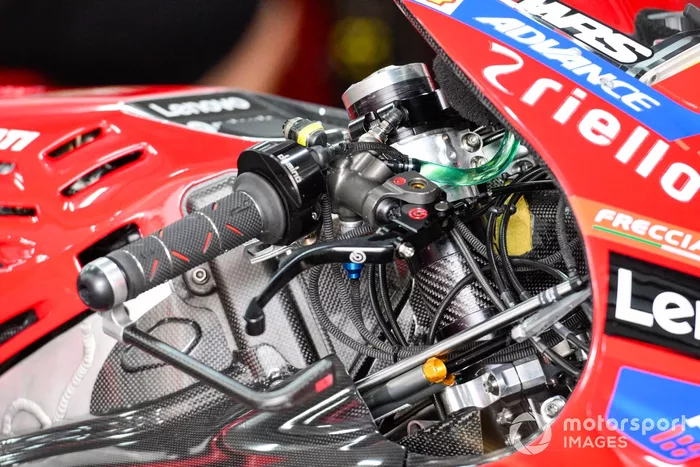 Détail de la moto de l'équipe Ducati