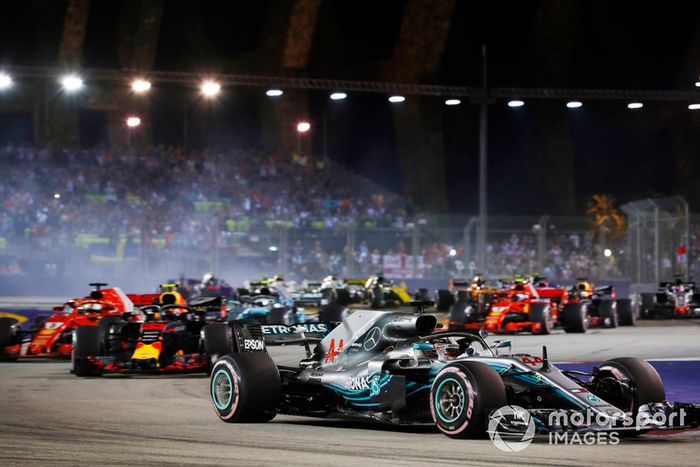 Lewis Hamilton, Mercedes AMG F1 W09 EQ Power+, y Sebastian Vettel, Ferrari SF71H en la arrancada