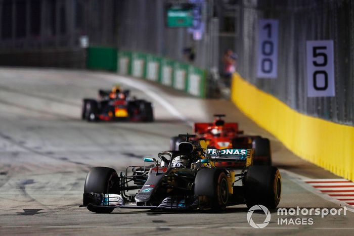 Lewis Hamilton, Mercedes AMG F1 W09 EQ Power+,  Sebastian Vettel, Ferrari SF71H, y Max Verstappen, Red Bull Racing RB14