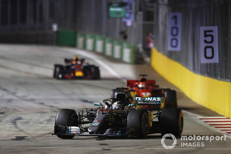 Lewis Hamilton, Mercedes AMG F1 W09 EQ Power+, Sebastian Vettel, Ferrari SF71H, y Max Verstappen, Red Bull Racing RB14