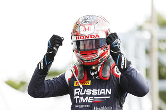 Yarış galibi Tadasuke Makino, RUSSIAN TIME