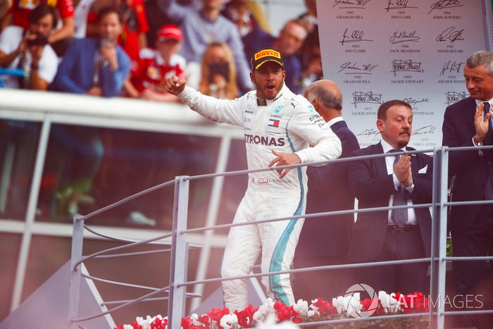 Lewis Hamilton, Mercedes AMG F1, celebra su victoria en el podio