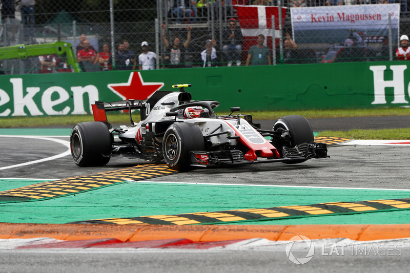Kevin Magnussen, Haas F1 Team VF-18, salta en los bordillos