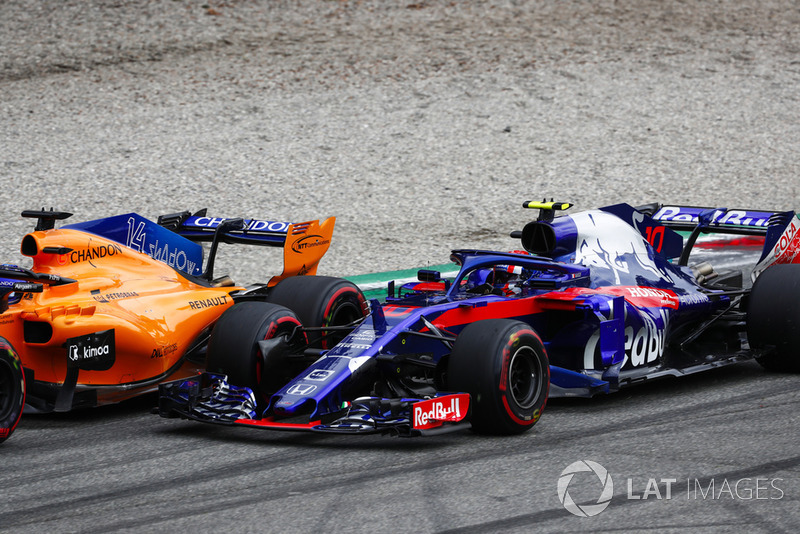 Fernando Alonso, McLaren MCL33, Pierre Gasly, Toro Rosso STR13