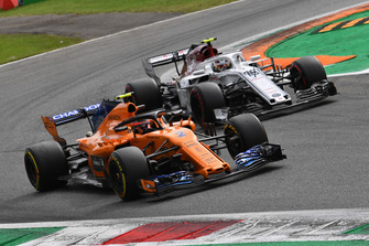 Stoffel Vandoorne, McLaren MCL33 and Charles Leclerc, Sauber C37 battle