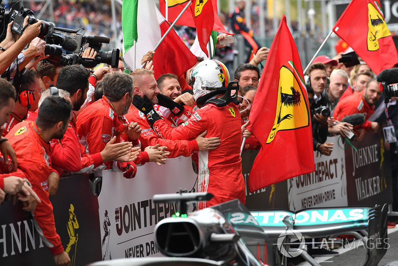 Yarış galibi Sebastian Vettel, Ferrari, parc ferme