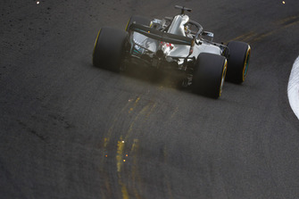 Des étincelles sortent de l'arrière de la monoplace de Lewis Hamilton, Mercedes AMG F1 W09
