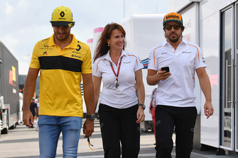 Carlos Sainz Jr., Renault Sport F1 Team, Silvia Hoffer Frangipane, McLaren Basın Sorumlusu ve Fernando Alonso, McLaren