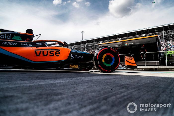 Daniel Ricciardo, McLaren MCL36, sale del garaje