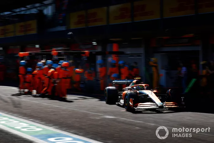 Lando Norris, McLaren MCL36, sale de boxes