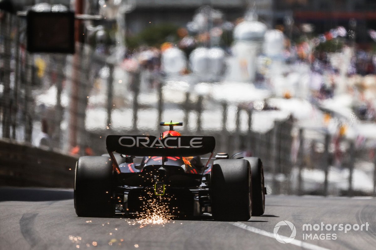 Faíscas surgem de Sergio Perez, Red Bull Racing RB18