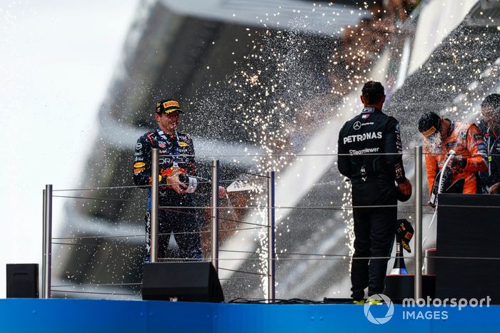 Max Verstappen, Red Bull Racing, 1ª posición, Lewis Hamilton, Mercedes-AMG F1 Team, 3ª posición, Lando Norris, McLaren F1 Team, 2ª posición, spray Champagne en el podio.