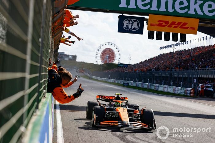 Lando Norris, McLaren MCL38, 1ª posición, toma la bandera a cuadros