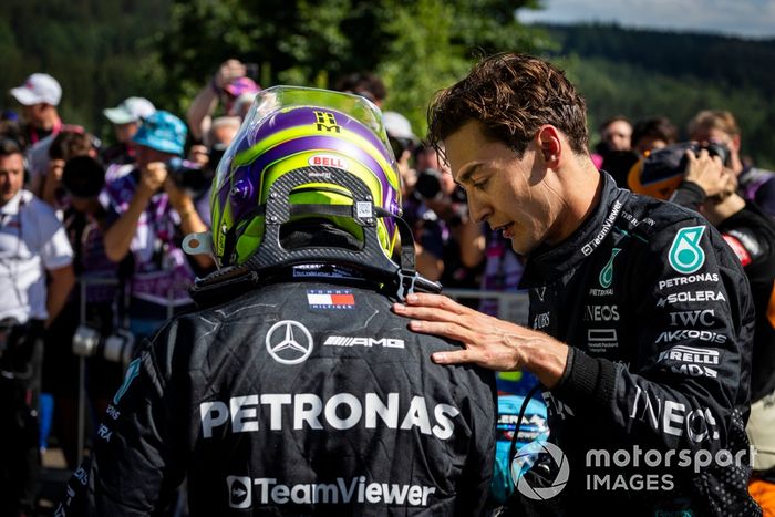 Lewis Hamilton, Mercedes-AMG F1 Team, 2ª posición, George Russell, Mercedes-AMG F1 Team, 1ª posición, en Parc Ferme