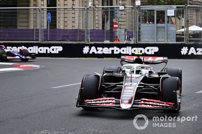 Nico Hulkenberg, Haas VF-24, Yuki Tsunoda, RB F1 Team VCARB 01