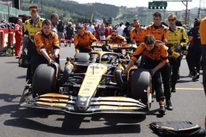 Mecánicos de McLaren empujan a Oscar Piastri, McLaren MCL38, a su puesto en la parrilla de salida 