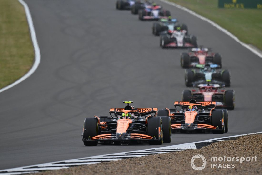 Lando Norris, McLaren MCL38, Oscar Piastri, McLaren MCL38, Carlos Sainz, Ferrari SF-24