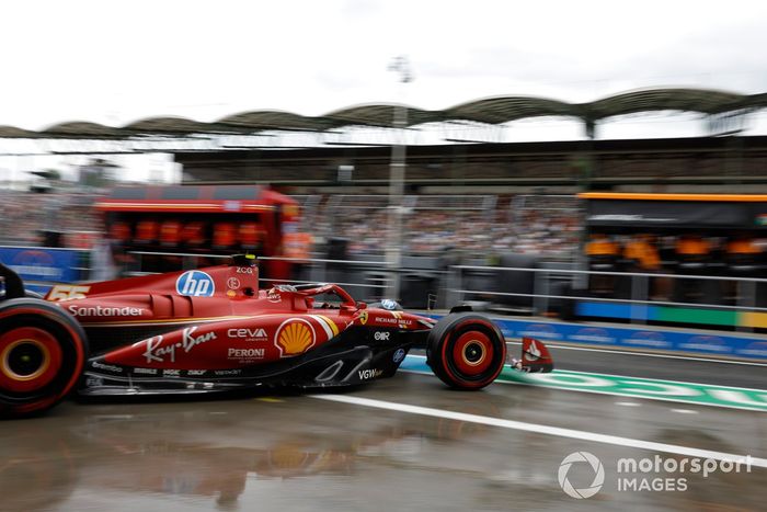 Carlos Sainz, Ferrari SF-24, sale del garaje
