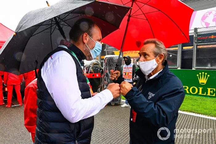 La leyenda del automovilismo belga Jacky Ickx en la parrilla de salida