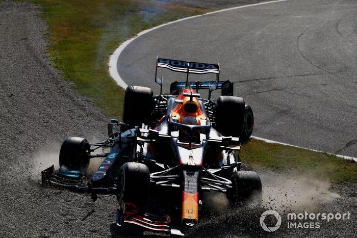 Lewis Hamilton, Mercedes W12, y Max Verstappen, Red Bull Racing RB16B chocan durante la carrera