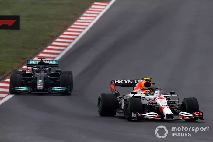 Lewis Hamilton, Mercedes W12, batalla con Sergio Pérez, Red Bull Racing RB16B
