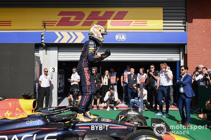 Max Verstappen, Red Bull Racing, 1ª posición, celebra su llegada al Parc Ferme