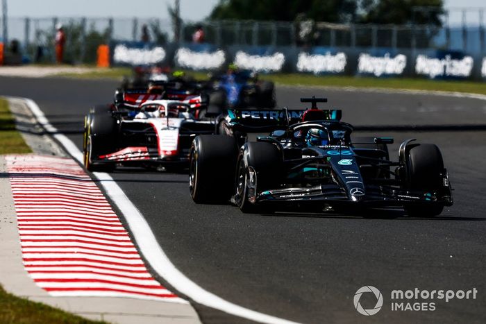 George Russell, Mercedes F1 W14, Kevin Magnussen, Haas VF-23