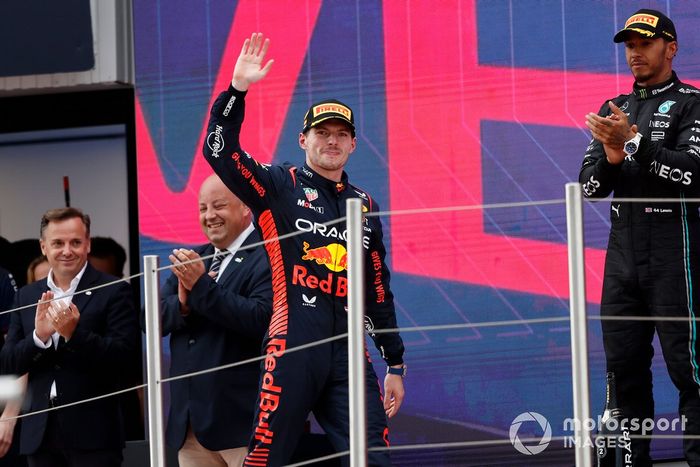 Max Verstappen, Red Bull Racing, 1ª posición, llega al podio