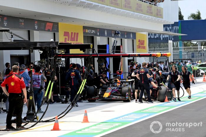 Max Verstappen, Red Bull Racing RB19, en boxes durante la clasificación
