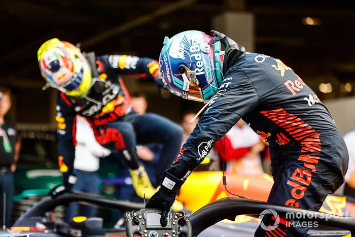 Max Verstappen, Red Bull Racing, 1ª posición, Sergio Pérez, Red Bull Racing, 2ª posición, llegan al Parc Ferme
