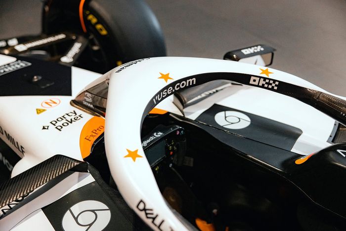 McLaren MCL60 w barwach Triple Crown na GP Monako