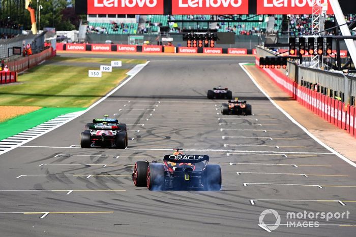 Sebastian Vettel, Aston Martin AMR22, Zhou Guanyu, Alfa Romeo C42, Max Verstappen, Red Bull Racing RB18, practican sus procedimientos de salida al final de la FP2