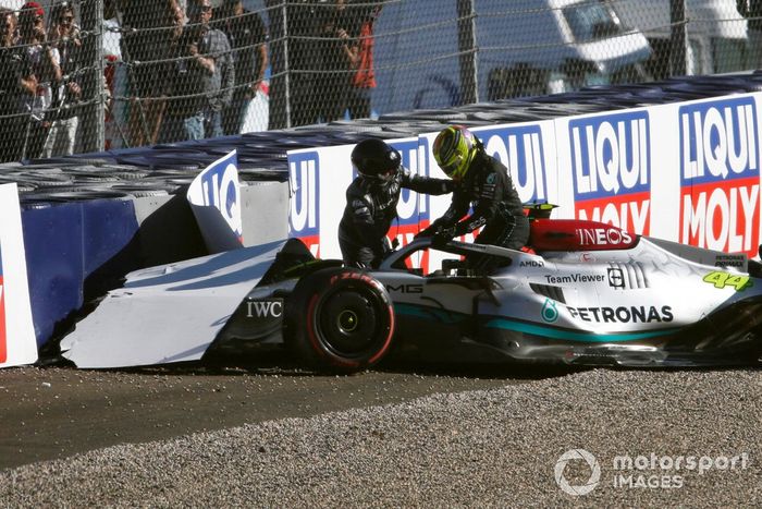 Choque de Lewis Hamilton, Mercedes W13 en la Q3