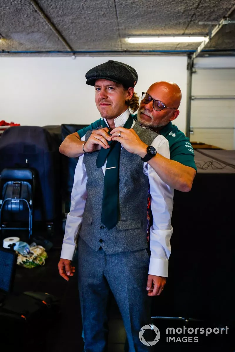 Sebastian Vettel, Aston Martin, si prepara a guidare la Aston Martin Green Pea TT1 del 1922