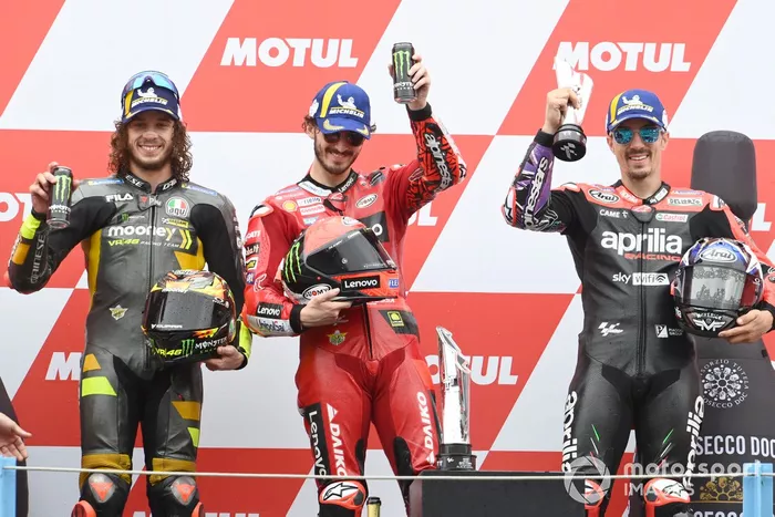 Podio: segundo lugar Marco Bezzecchi, VR46 Racing Team, ganador Francesco Bagnaia, Ducati Team, tercer lugar Maverick Viñales, Aprilia Racing Team race