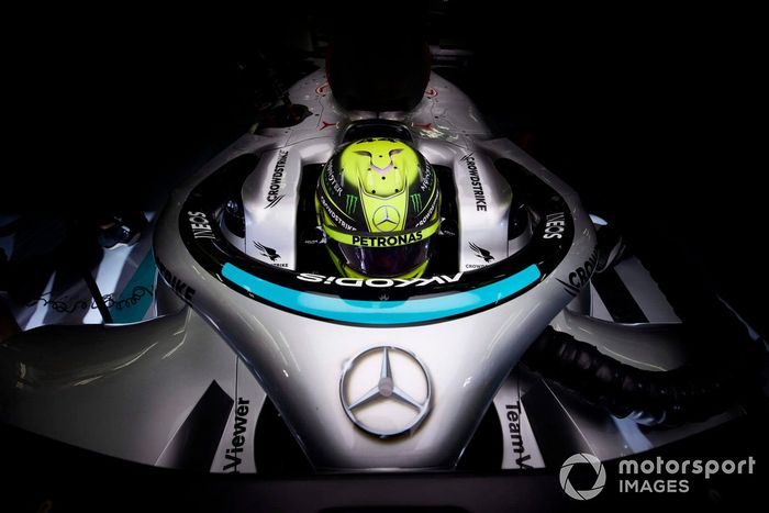Lewis Hamilton, Mercedes W13, en el box