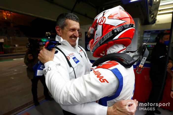 Guenther Steiner, director del equipo Haas F1, Kevin Magnussen, Haas F1 Team celebran