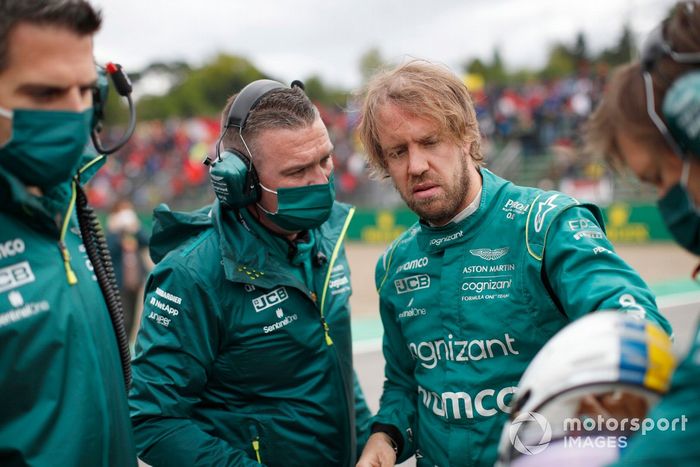 Sebastian Vettel, Aston Martin, en la parrilla