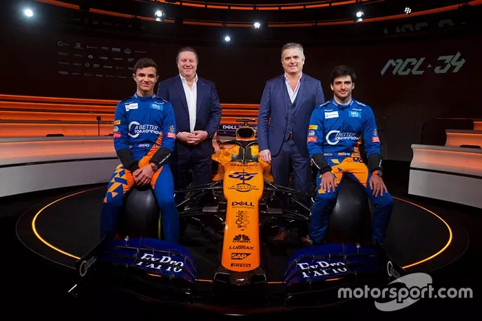 Lando Norris, McLaren, Carlos Sainz Jr., McLaren, Zak Brown, Director Ejecutivo, McLaren Racing