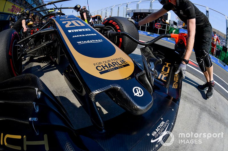 Кевин Магнуссен на пит-лейне в ходе тренировок, Haas F1 Team VF-19