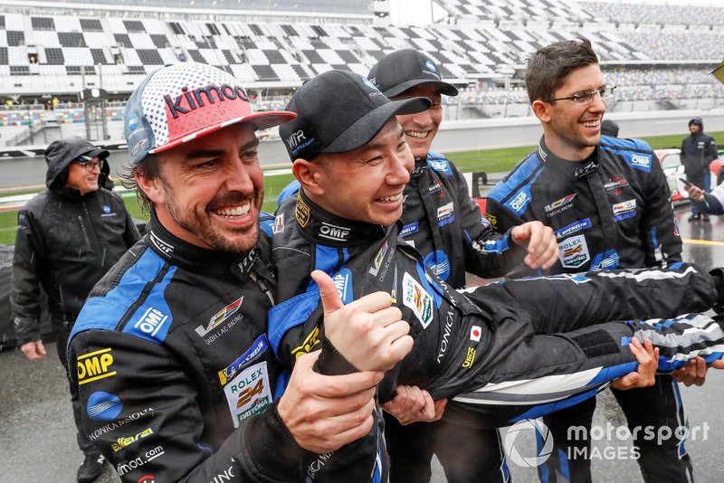 #10 Wayne Taylor Racing Cadillac DPi: Renger Van Der Zande, Jordan Taylor, Fernando Alonso, Kamui Kobayashi, festeggiano la vittoria